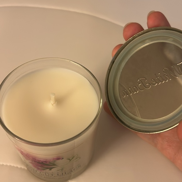B&BW White Barn Fresh Cut Lilacs Candle 🪻 - Picture 4 of 5